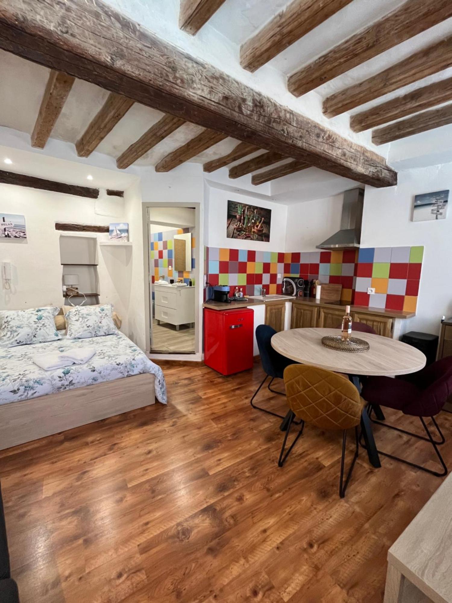 Logement Studio Avec Vue Sur Le Centre Historique LʼIsle-sur-la-Sorgue Esterno foto